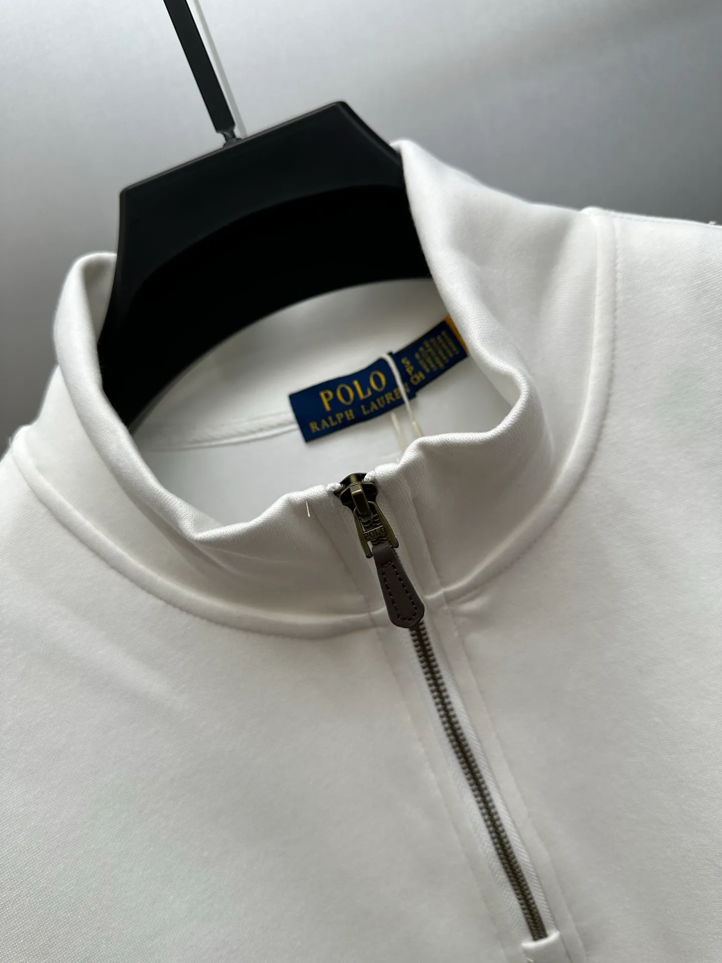 P250 Ralph Lauren/Ralph Lauren classic small logo embroidered turtleneck half-zip sweatshirt, simple and versatile ~ super delicate and soft, close to the body without being tied. Perfectly reflects the brand's sense of superiority. The cut is standard, comfortable to stretch, unrestricted in movement, and highly practical to wear. Classic and simple style, with pony embroidery pattern on the chest, imported machines, three-dimensional and full. Original Polo brass zipper, three-dimensional windproof lapels, taking into account warmth and cool lines, full of coolness, half-open lazy mode. The fit is loose, whether worn alone or layered, you can wear different styles of fashion with just one piece. Color: black, white, gray, brown, navy. Size: S-xL